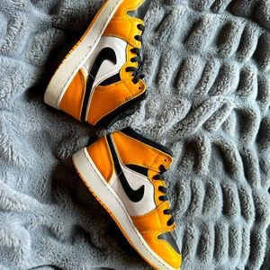 Size 5.5y Orange, Black, and White Jordan 1 highs (Slightly Used)